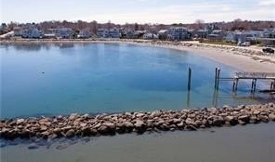 20 Roxbury Rd, Narragansett, RI 02882 - 4 Beds, 2 Bath