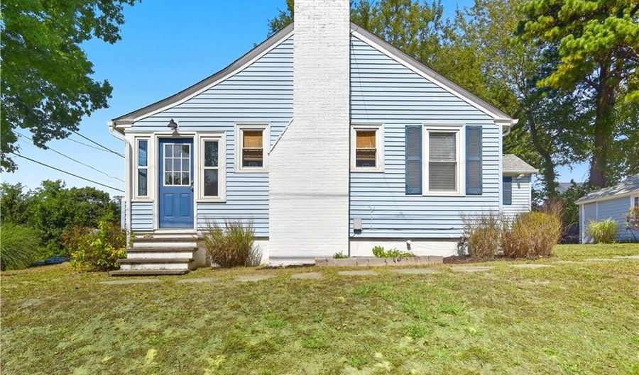 18 Lakeview Dr, Narragansett, RI 02882 - 2 Beds, 1 Bath