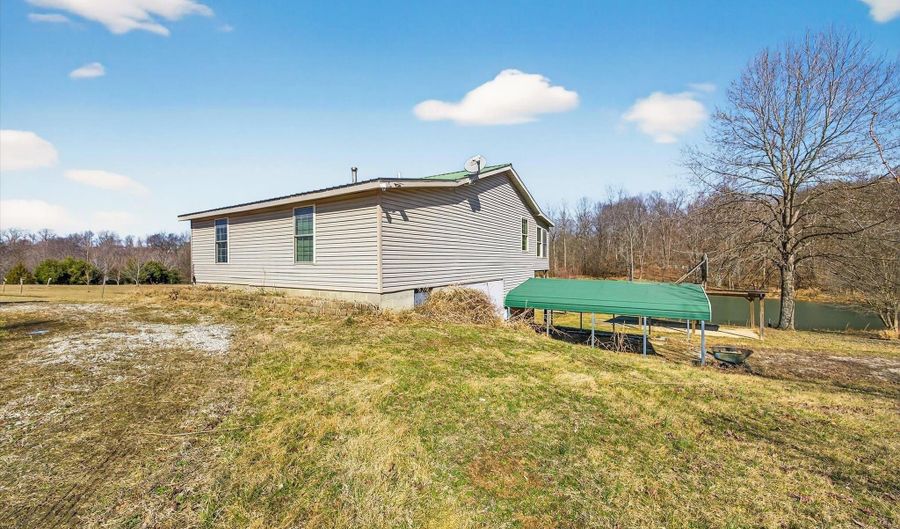 8923 E Sassafras Rd, Bloomfield, IN 47424 - 2 Beds, 1 Bath