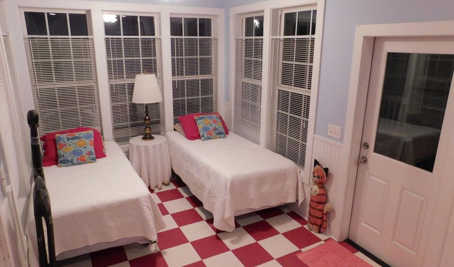 15 Meridian Rd, Beaufort, SC 29907 - 6 Beds, 2 Bath