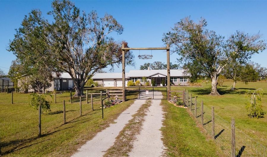 2222 SE MCCLELLAND Dr, Arcadia, FL 34266 - 3 Beds, 2 Bath