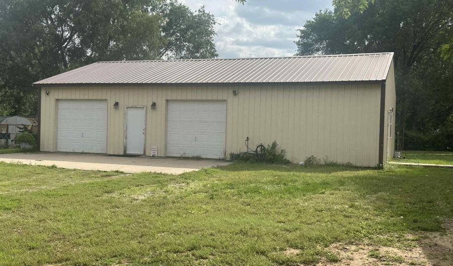 407 N Magnolia St, Attica, KS 67009 - 3 Beds, 2 Bath