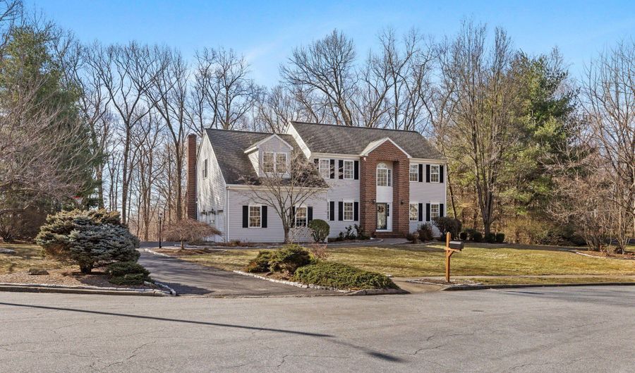 33 Roxbury Ct, Cheshire, CT 06410 - 5 Beds, 5 Bath