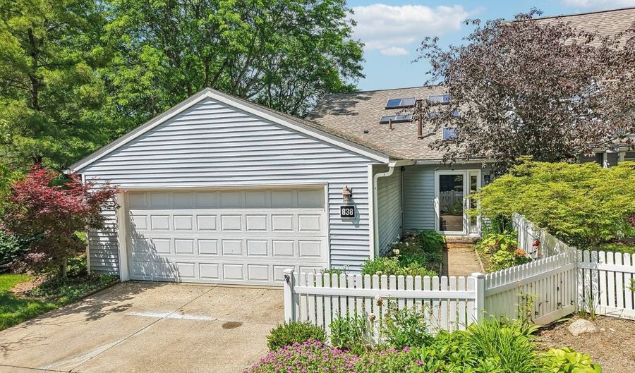 838 Lynnhaven Ln, Akron, OH 44313 - 2 Beds, 2 Bath