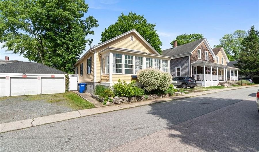 4 Findlay Pl, Newport, RI 02840 - 2 Beds, 1 Bath