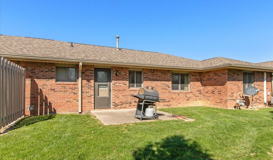 211 E 48th St, Anderson, IN 46013 - 2 Beds, 2 Bath