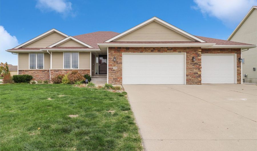 2105 6th Ave SW, Altoona, IA 50009 - 5 Beds, 3 Bath