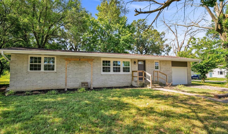 702 E Highland St, Aurora, MO 65605 - 3 Beds, 1 Bath