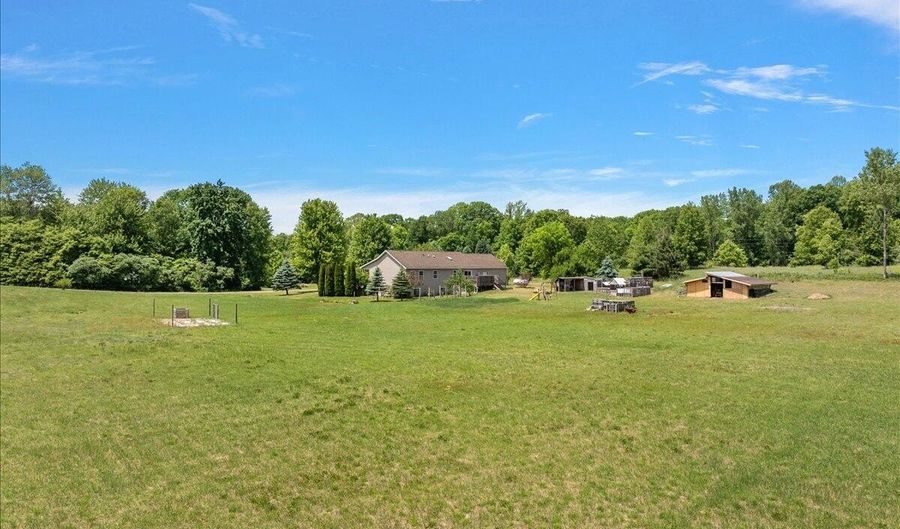 2171 Walking Horse Ln, Allegan, MI 49010 - 6 Beds, 3 Bath