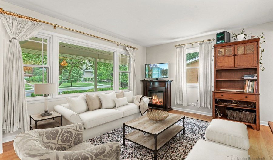 925 S Chestnut Ave, Arlington Heights, IL 60005 - 3 Beds, 2 Bath