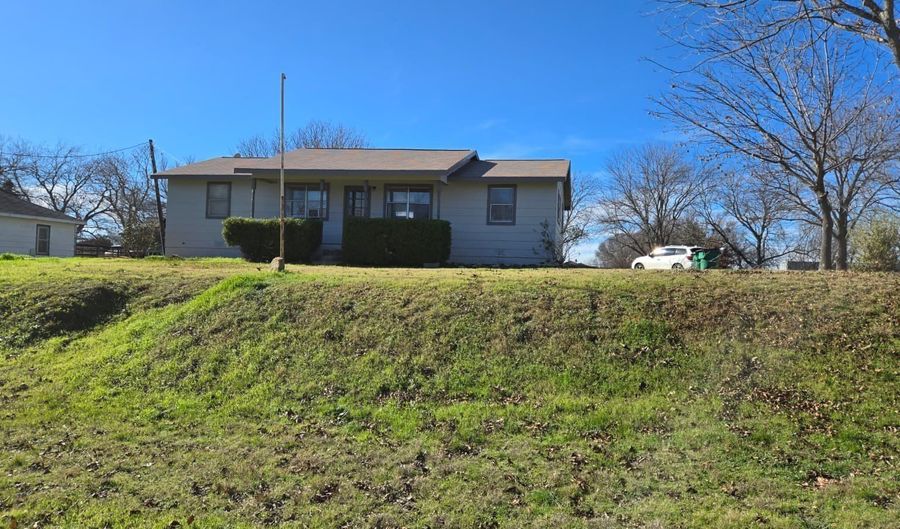 310 S Wickham St, Alvord, TX 76225 - 2 Beds, 2 Bath