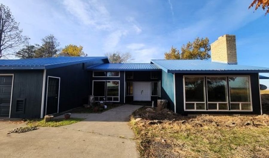 68766 WEATHERFORD Rd, Arlington, OR 97812 - 3 Beds, 2 Bath