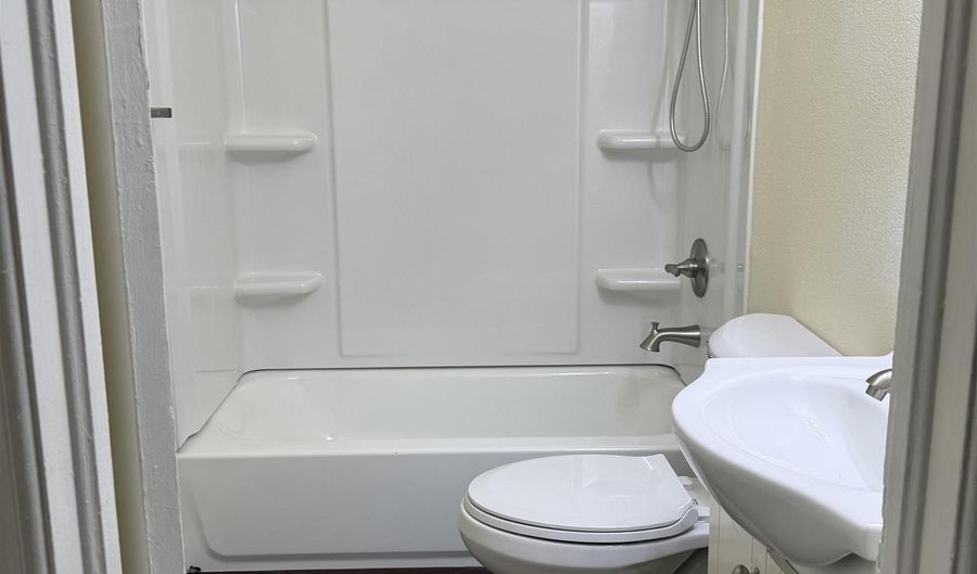 814 S Washington St, Casper, WY 82601 - 3 Beds, 1 Bath