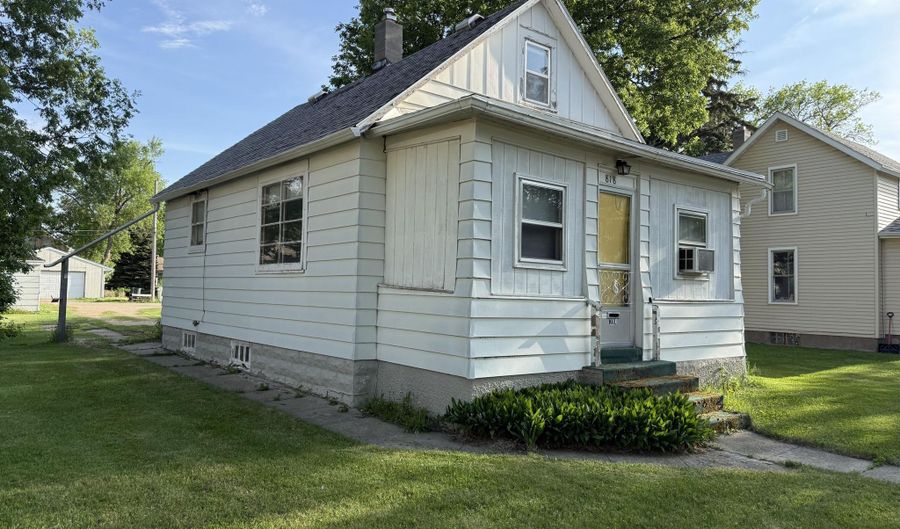 818 NE 3rd Ave, Aberdeen, SD 57401 - 3 Beds, 2 Bath