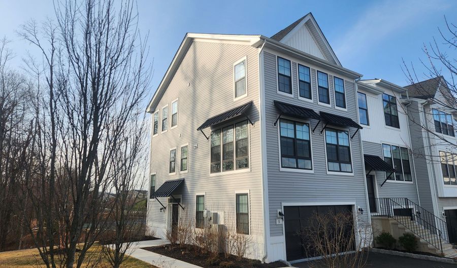 5 Brentwood Cir 5, Danbury, CT 06810 - 4 Beds, 4 Bath