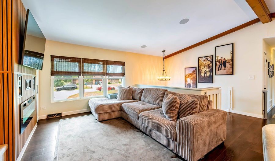 17 W667 Lorraine Ave, Addison, IL 60101 - 4 Beds, 2 Bath