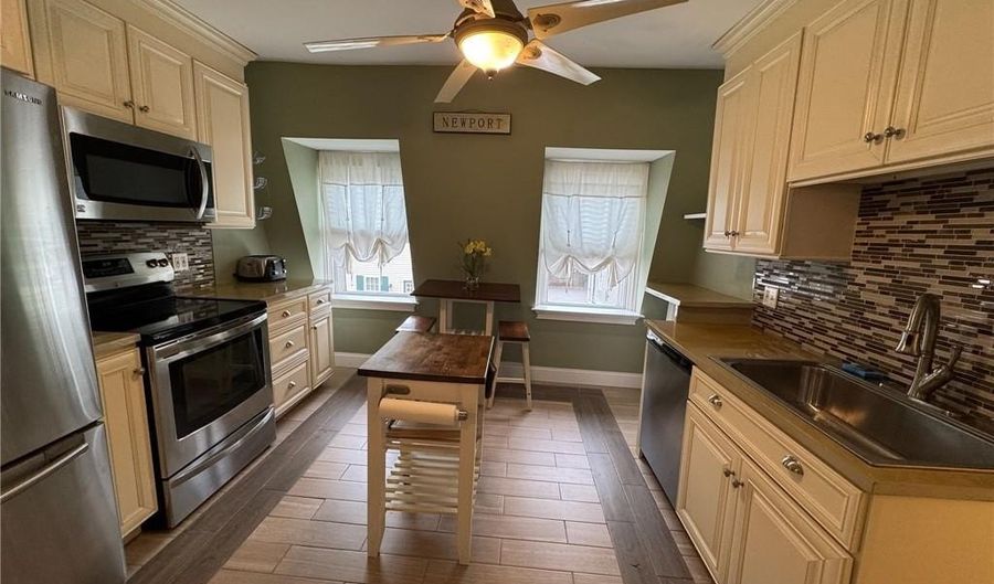 4 Hammond St 5, Newport, RI 02840 - 3 Beds, 1 Bath