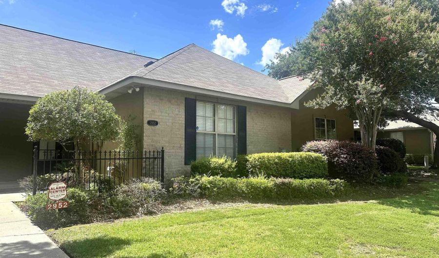 2952 MAGAZINE Dr, Baton Rouge, LA 70816 3 Beds, 2 Baths, Townhouse