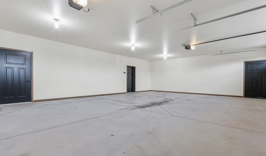 1716 N 18th St, Aberdeen, SD 57401 - 3 Beds, 2 Bath