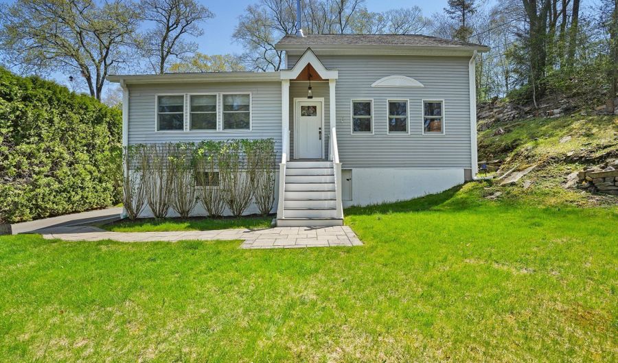 28 Alan Rd, Danbury, CT 06810 - 2 Beds, 2 Bath