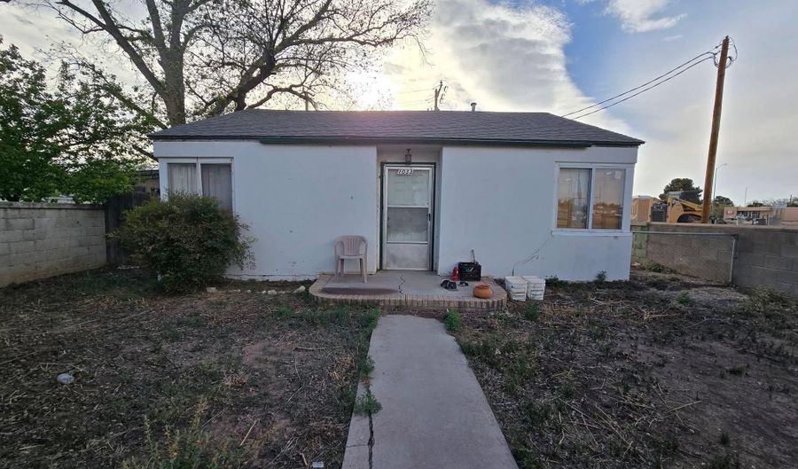 1033 N Mesa St, Carlsbad, NM 88220 - 2 Beds, 1 Bath