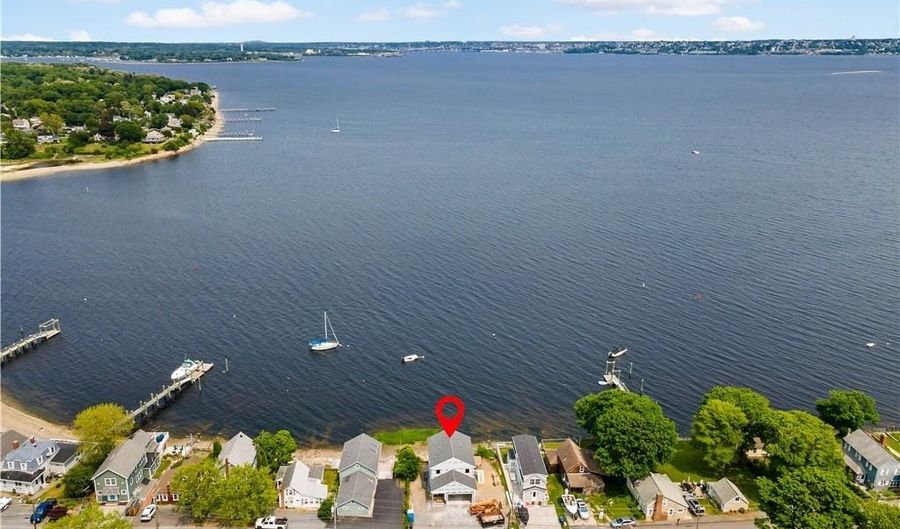 92 King Philip Ave, Bristol, RI 02809 - 3 Beds, 4 Bath