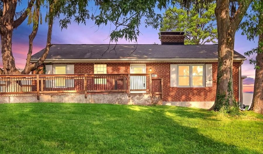 105 N Elm St, Ballwin, MO 63011 - 3 Beds, 2 Bath