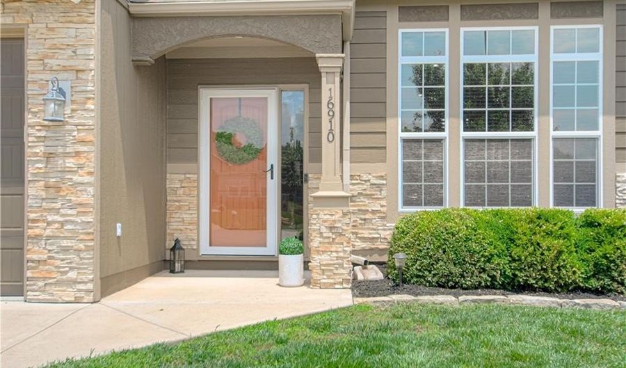 16910 Tucker Ct, Basehor, KS 66007 - 4 Beds, 3 Bath