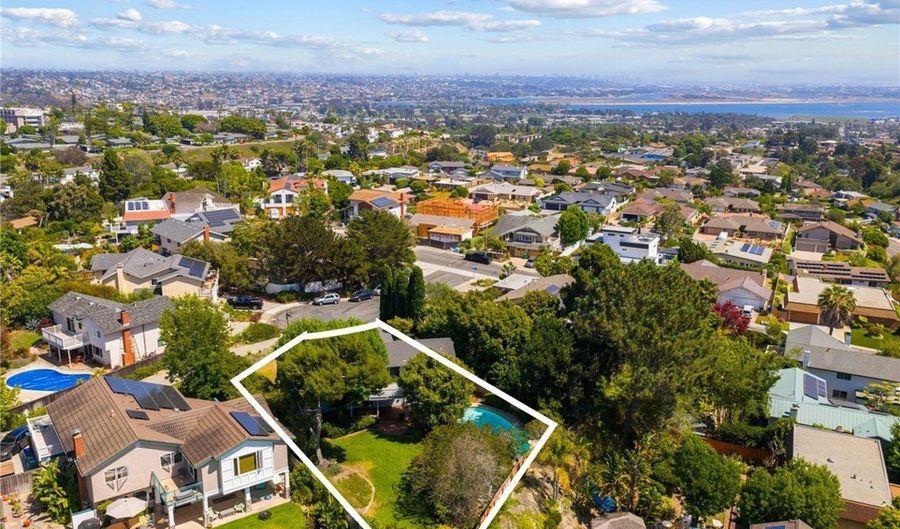 5230 Harbour Heights Ct, San Diego, CA 92109 - 6 Beds, 3 Bath