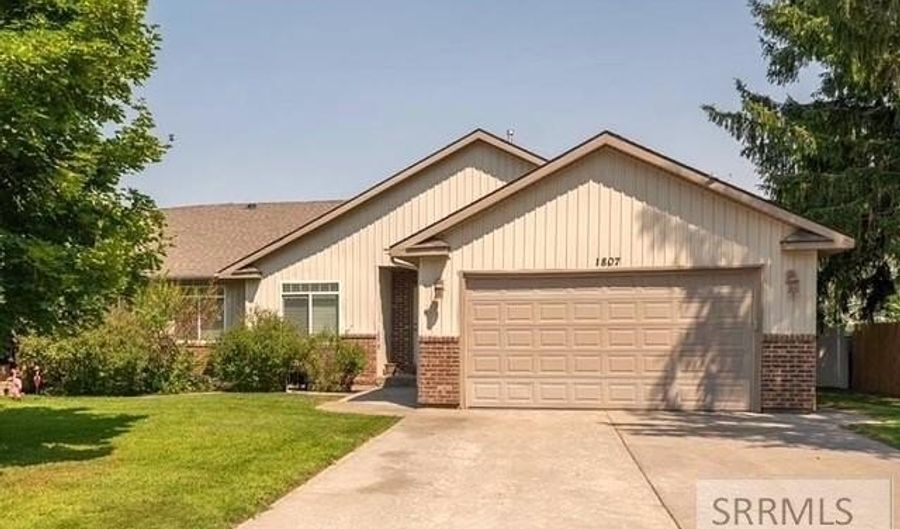 1807 S Sabin Dr, Ammon, ID 83406 - 5 Beds, 3 Bath