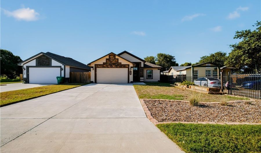 150 N 9th St, Aransas Pass, TX 78336 - 3 Beds, 2 Bath