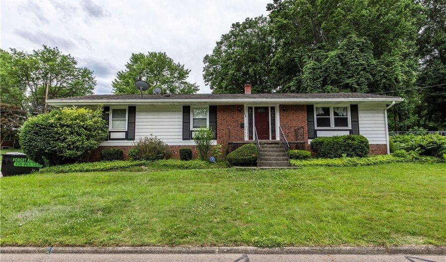 1538 Bonita Dr, Akron, OH 44313 - 4 Beds, 2 Bath