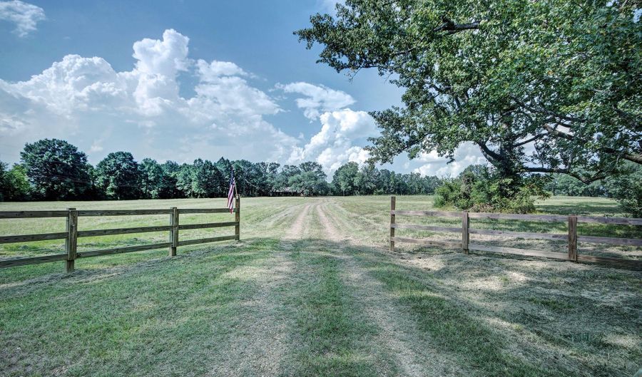 1229 Holly Bush Rd, Brandon, MS 39047 - 3 Beds, 2 Bath
