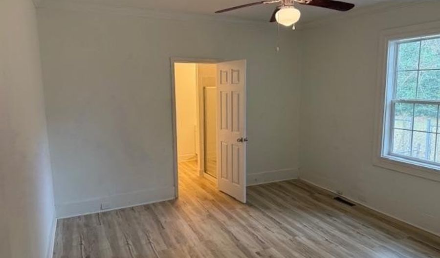 822 Chestnut St, Camden, SC 29020 - 3 Beds, 2 Bath