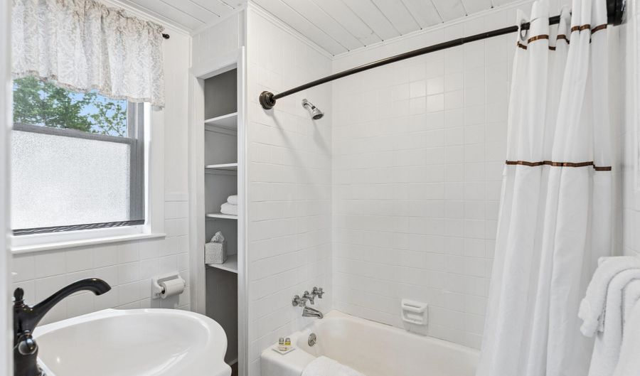 157 Main St, Belgrade, ME 04918 - 11 Beds, 13 Bath