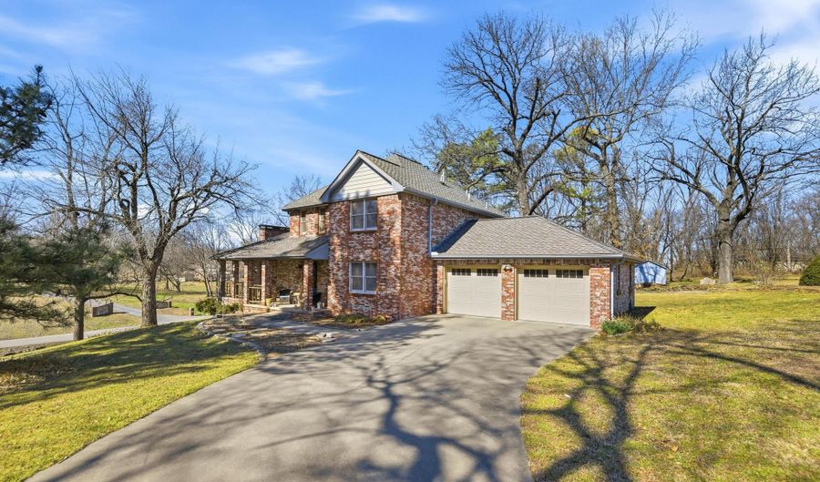 916 E 27th St, Baxter Springs, KS 66713 - 4 Beds, 3 Bath