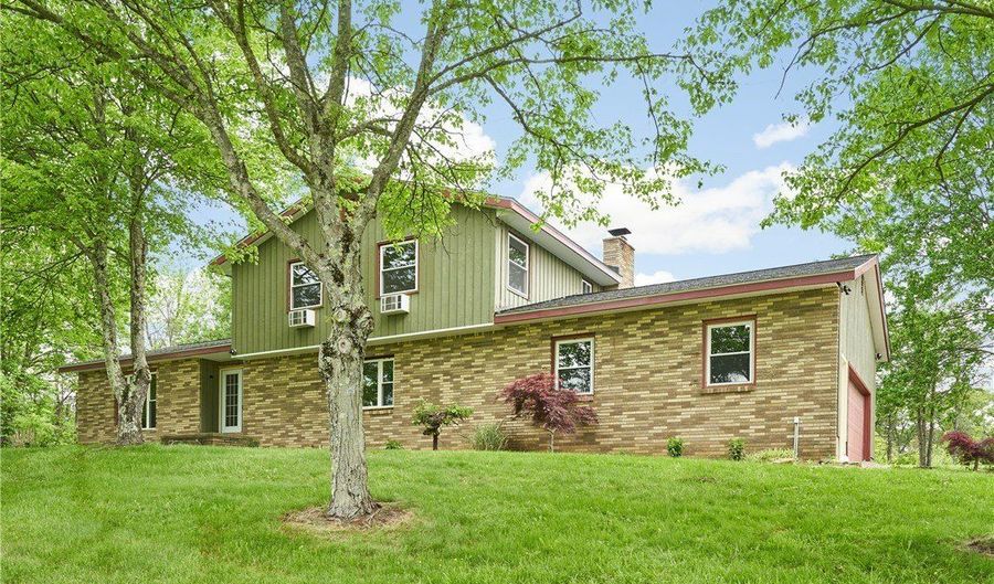 2635 Martin Rd, Akron, OH 44333 - 3 Beds, 3 Bath