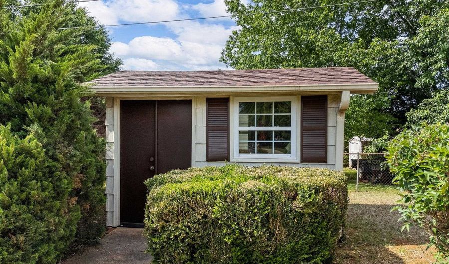107 Forestdale Dr, Boiling Springs, SC 29316 - 4 Beds, 3 Bath