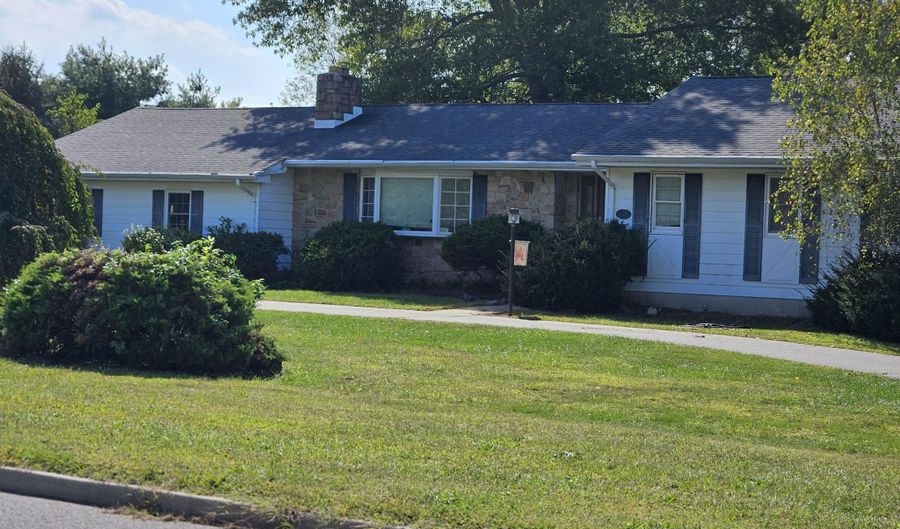 156 Ellisdale Rd, Allentown, NJ 08501 - 3 Beds, 2 Bath