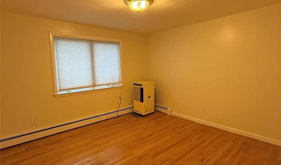 99 Searingtown Rd 2nd Fl, Albertson, NY 11507 - 3 Beds, 1 Bath