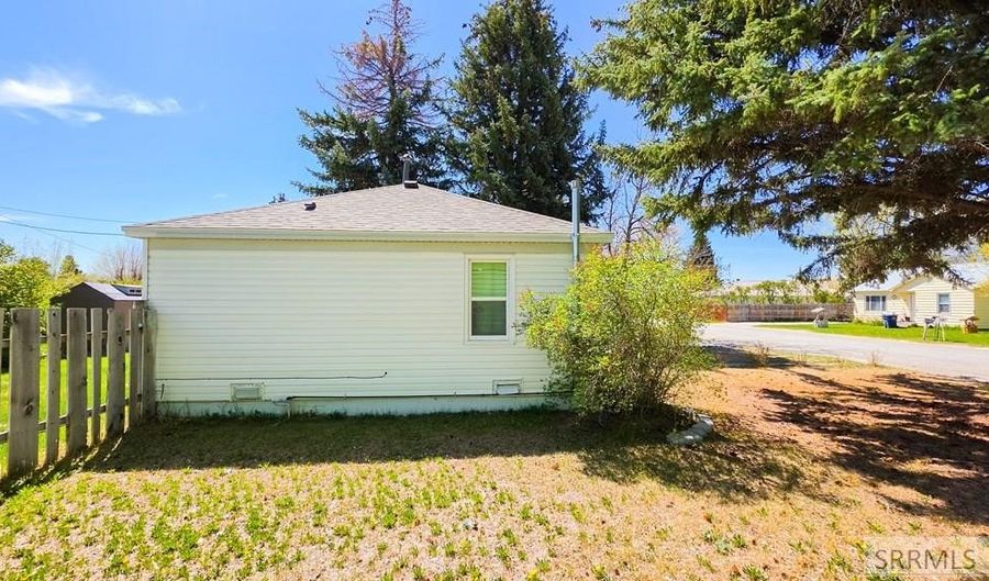 310 Louise Dr, Arco, ID 83213 - 2 Beds, 1 Bath