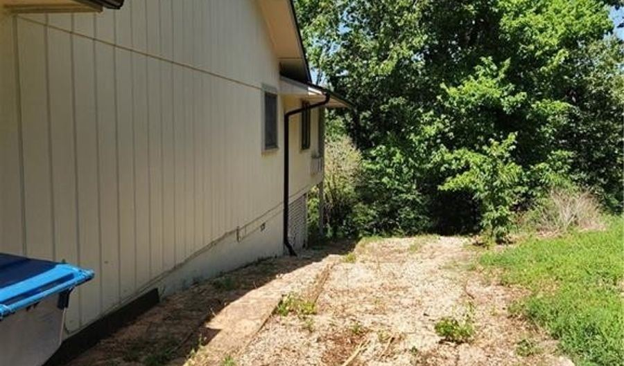 13 Kensington Dr, Bella Vista, AR 72715 - 2 Beds, 2 Bath