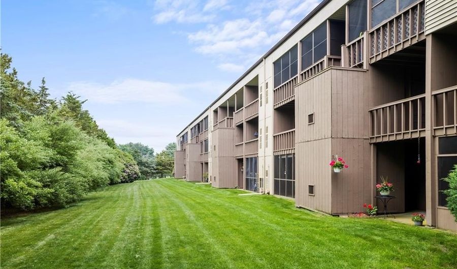 196 Old River Rd 5F, Lincoln, RI 02865 - 2 Beds, 1 Bath
