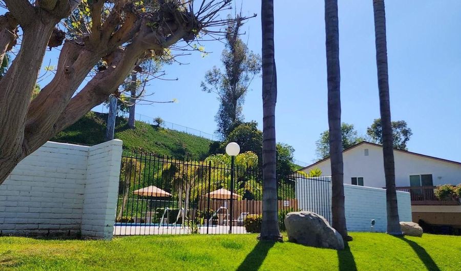 8293 ECHO DELL Rd, San Diego, CA 92119 - 2 Beds, 1 Bath