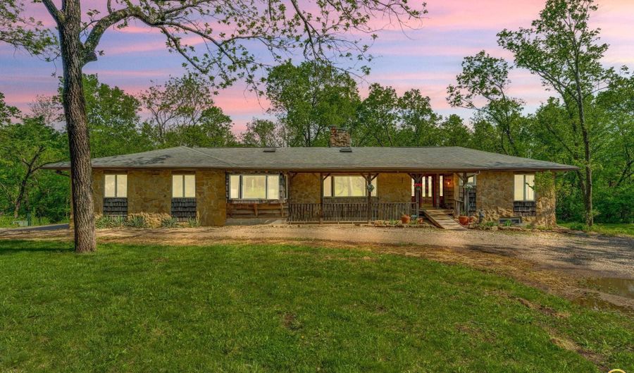 8720 SW 85th St, Auburn, KS 66402 - 3 Beds, 4 Bath