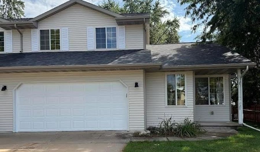 121 E MEADOW GROVE Blvd, Appleton, WI 54915 - 3 Beds, 2 Bath