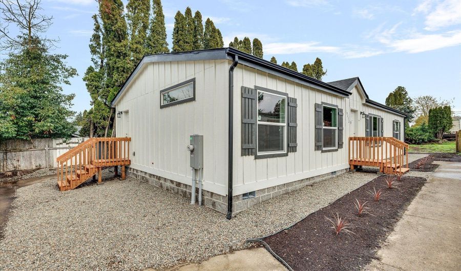 19572 Lakewood Ct, Aurora, OR 97002 - 3 Beds, 2 Bath