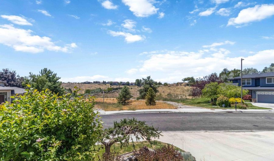 740 N Ashtree Way, Boise, ID 83712 - 3 Beds, 3 Bath