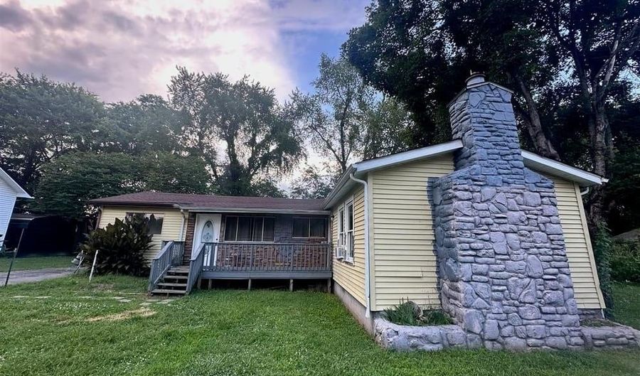 736 Maple St, Auburn, KY 42206 - 5 Beds, 3 Bath