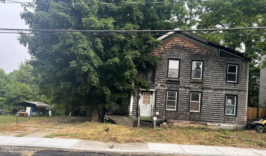 20 Voorhees St, Amsterdam, NY 12010 - 6 Beds, 2 Bath
